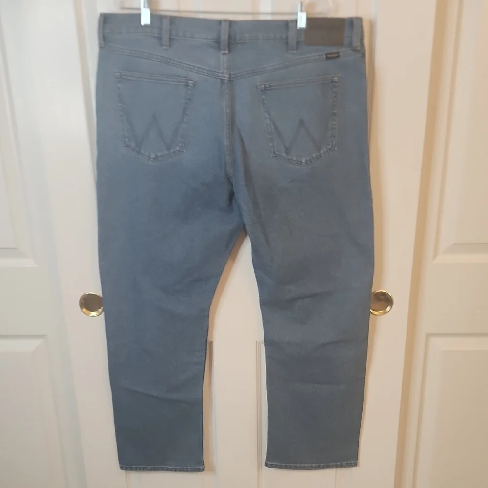 Wrangler Men's Light Washed  Blue Straight Leg Regular Fit Jeans Size 38x29